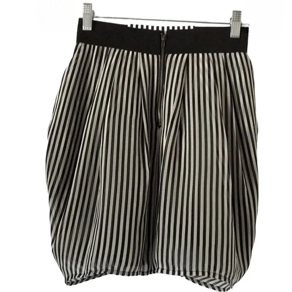 🆕 Guess grey / Black knit tulip skirt 🧨 - Picture 10 of 10